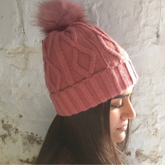 NWT Fleece Lined Faux Fur Pom Pom Cable Knit Beanie - Picture 2 of 5
